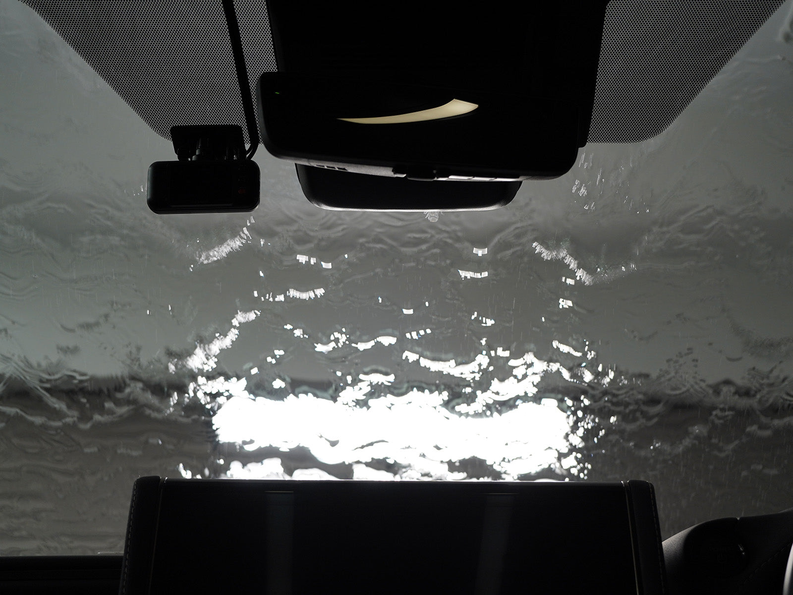 塗って乾かすだけ。雨を弾いて視界スッキリ、ガラス撥水コーティング