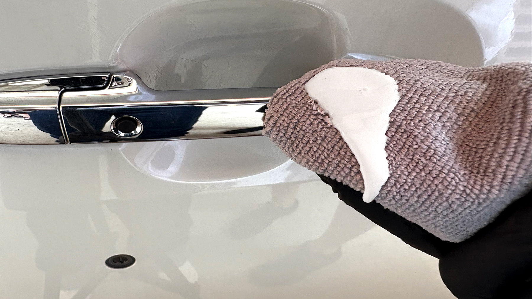 光の反射で差がつく。小キズを消して鏡面ボディが叶うキズ消しコンパウンド