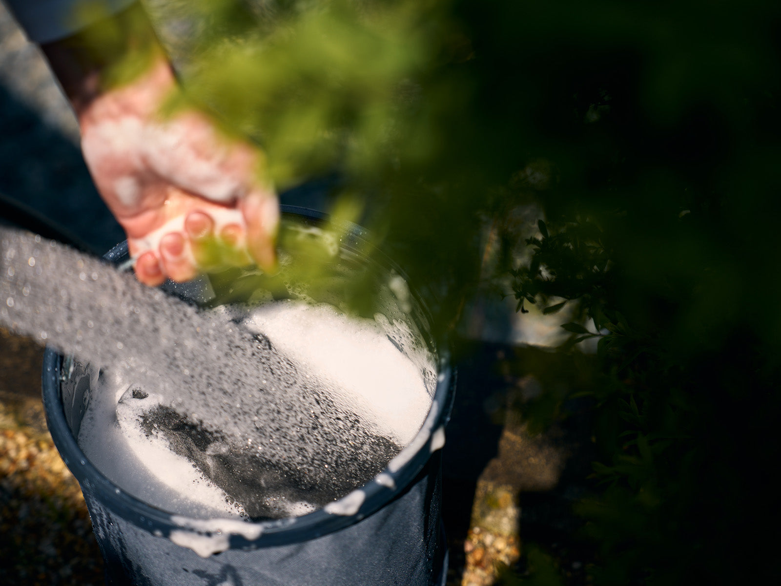 泡でやさしく、汚れだけ落とす。ボディ想いの中性カーシャンプー